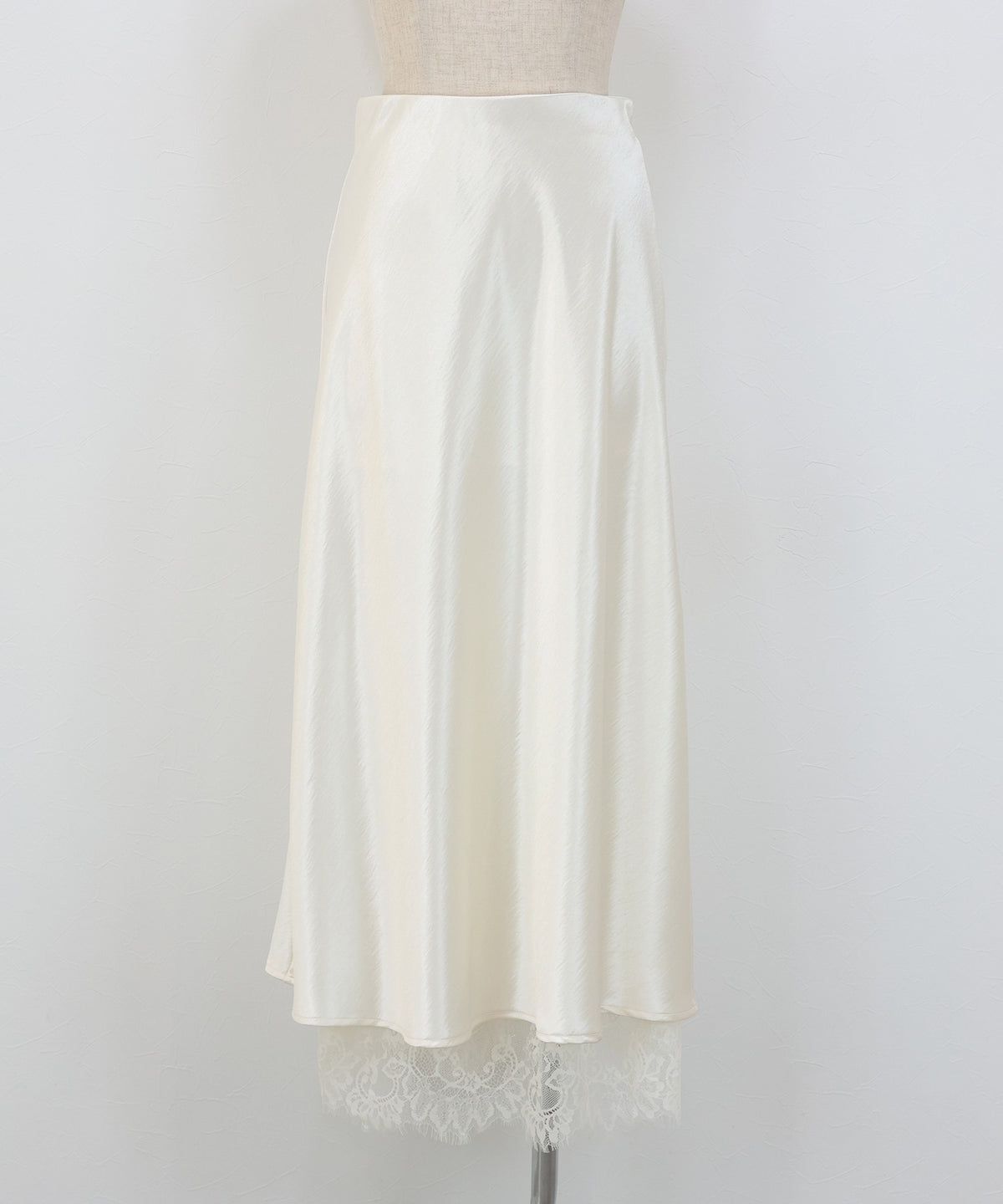 【Sale ended】Satin Skirt with Slit and Lace Detail