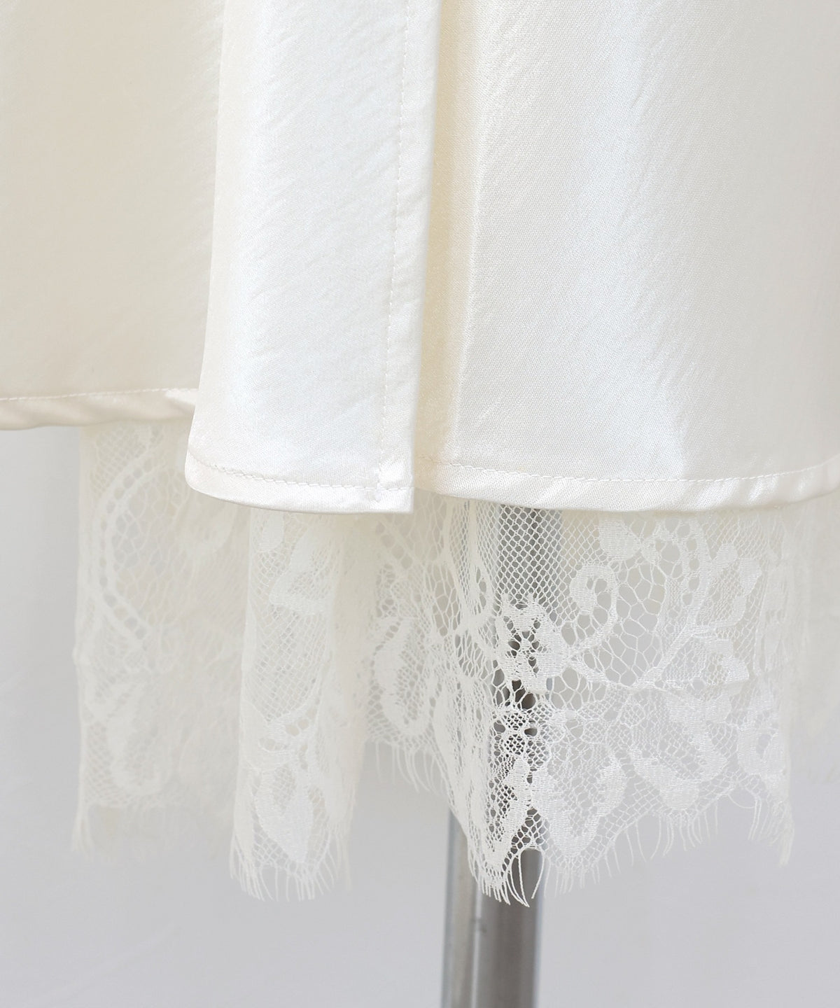 【Sale ended】Satin Skirt with Slit and Lace Detail