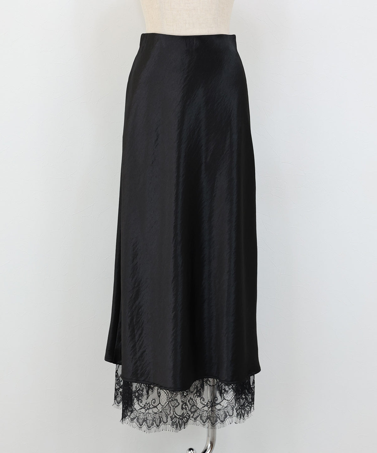 【Sale ended】Satin Skirt with Slit and Lace Detail